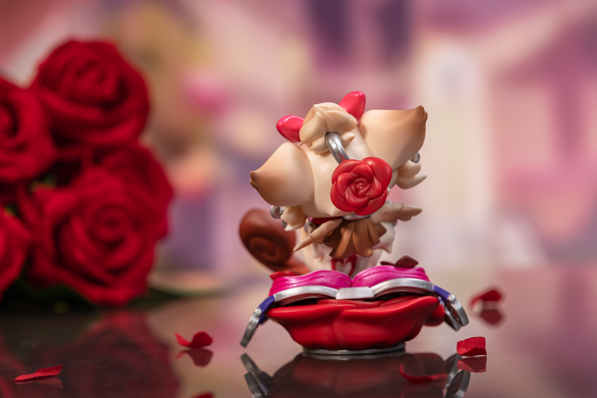 Love Hunter Yuumi (Ruby Chroma) Figure